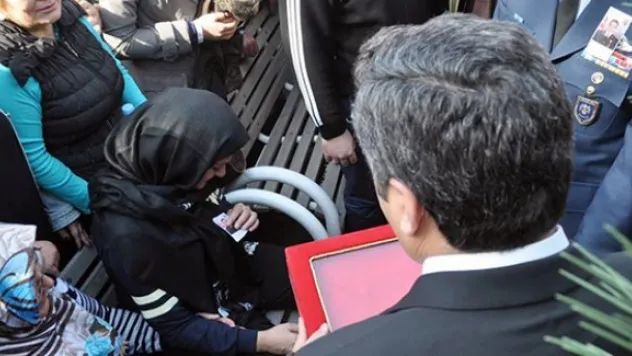 Vali Düzgün şehit eşini teselli etti