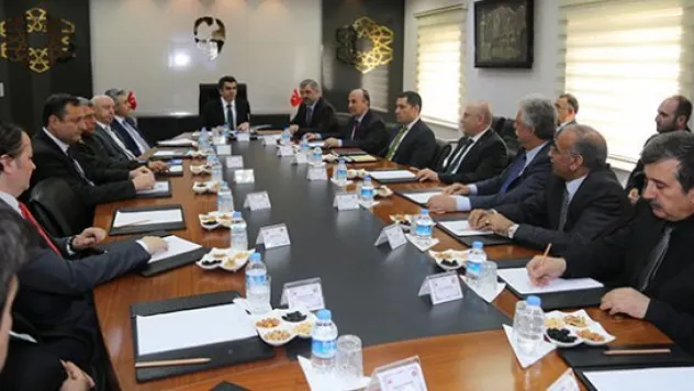 Vali düzgün, siyasi parti il başkanları ile bir araya geldi