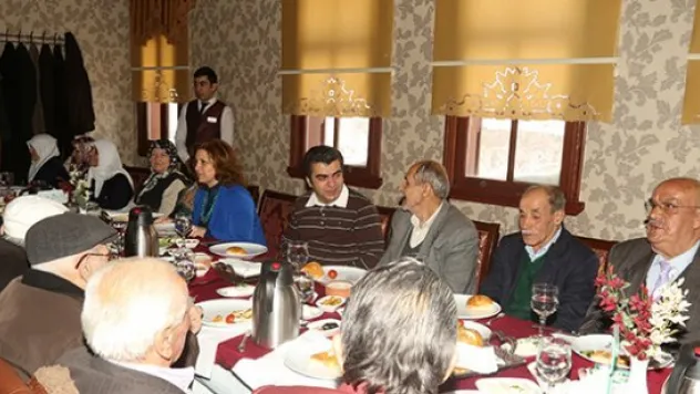 Vali Düzgün, yaşlılar ile bir araya geldi