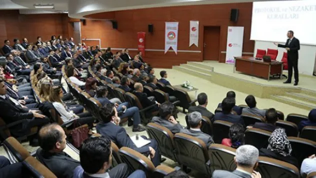 Valilikte protokol ve nezaket kuralları eğitimi
