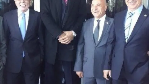 Vekillerin Güldüren Pozu