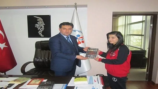 Wushu'da derece yapan sporcular Eskici'yi ziyaret etti