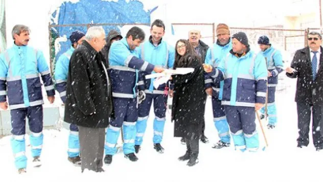 Yahyalı Belediyesinden karla mücadele ekiplerine baklava ikramı
