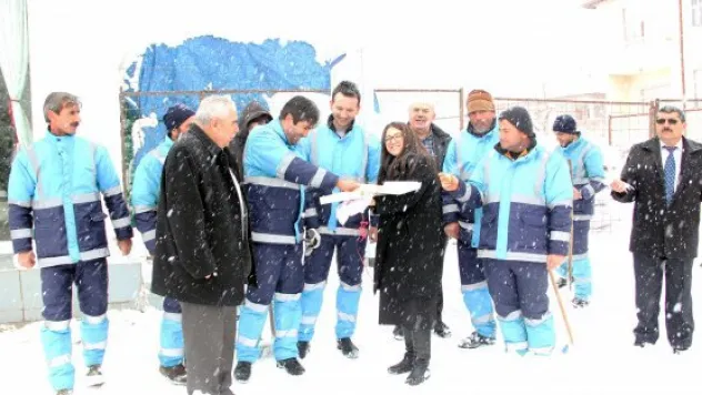 Yahyalı Belediyesi'nden karla mücadele ekiplerine baklava ikramı