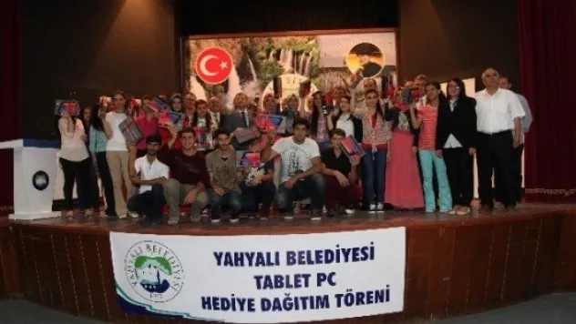 Yahyalı Belediyesinden Üniversiteyi Kazanan 237 Öğrenciye Tablet 