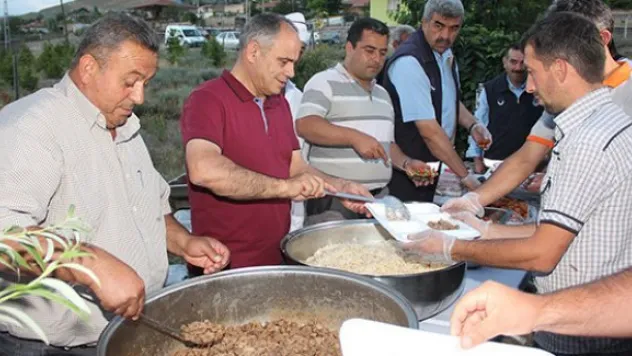Yahyalı'da ilk iftar sofrası Ağcaşar'da kuruldu