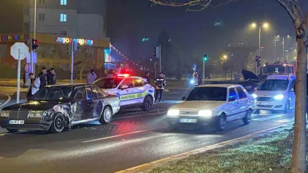 Yakut'da Meydana Gelen Trafik Kazasında 2 araç çarpıştı