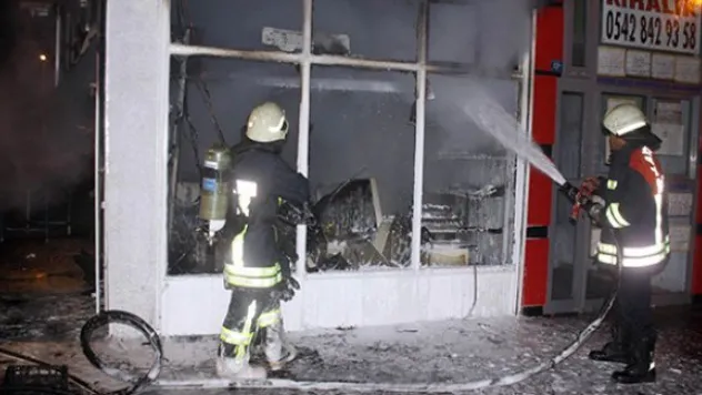 Yanan ekmek teknesine çaresizce baktı