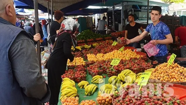 Yaz meyveleri pazar tezgahlarında yerini aldı