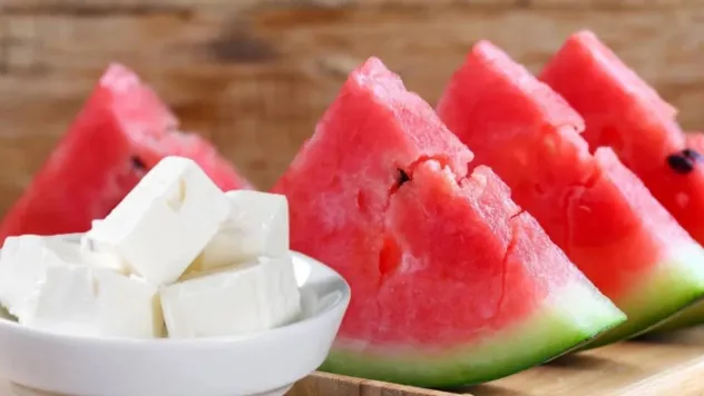 Yazın Serinleten İkilisi: Öğle Öğününde Karpuz ve Peynirle Hafif Beslenme