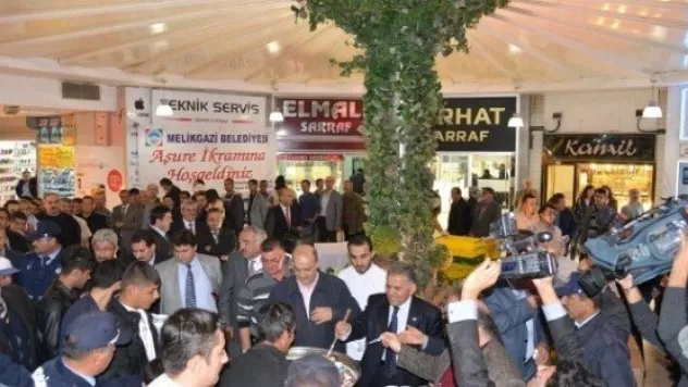 Yeraltı Çarşısında Başkanların 3 Bin Kişilik Aşure İkramı 