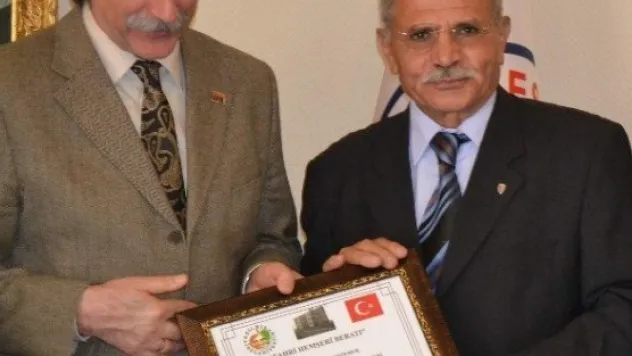 Yeşilhisar Belediye Başkanından Erü Rektörü Keleştemur'a Fahri Hemşerilik Beratı 