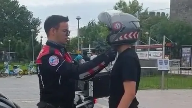 YKS'nin 2'nci oturumuna geç kalan öğrencileri, polisler yetiştirdi