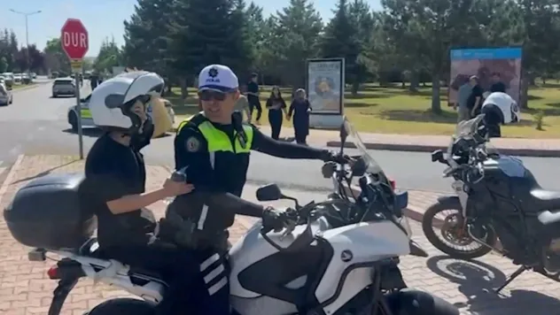 YKS'ye geç kalan öğrencileri, polisler yetiştirdi