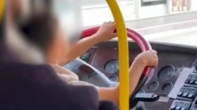 Yolcu otobüsü şoföründen çocuğuna direksiyon eğitimi