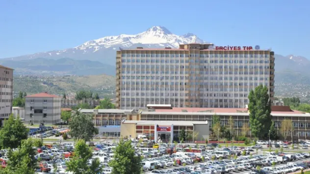 Yürüyen merdivenlerden düşen bebek hayatını kaybetti