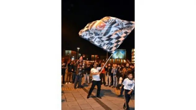 YÜZLERCE VATANDAŞ BEŞİKTAŞ'IN ZAFERİNİ KUTLADI