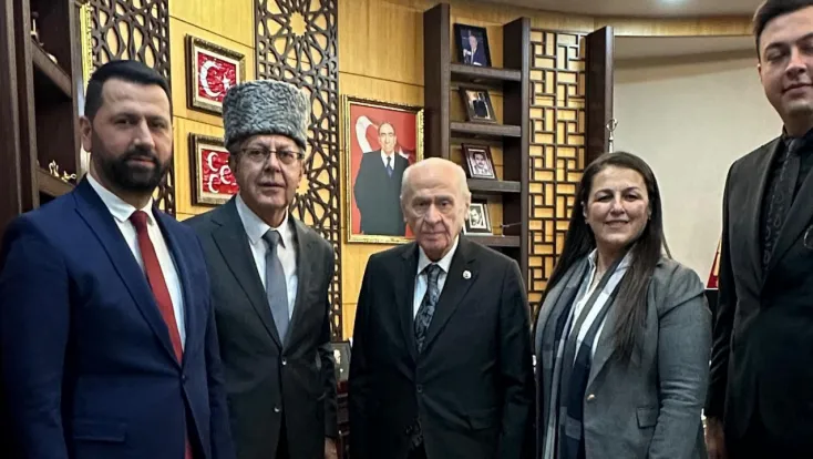 Bahçeli’ye Çerkes Kılıcı Şaşka Takdim Edildi: Oğuz Berk’ten “Terörsüz Türkiye” Vurgusu