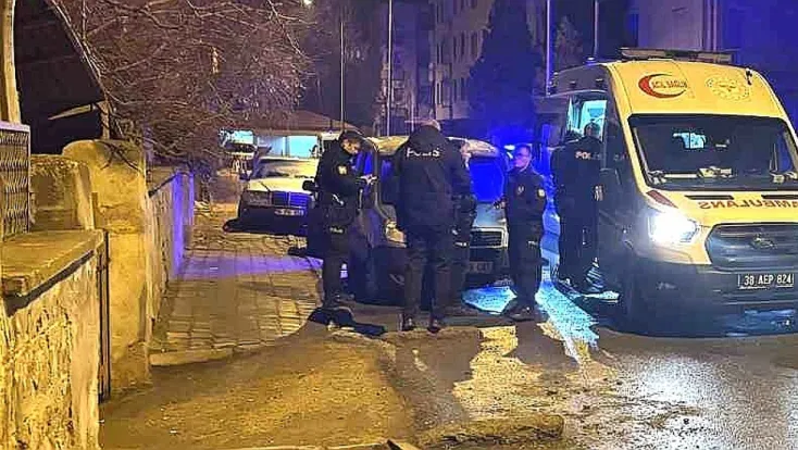 Bıçaklanan genç binaya sığındı