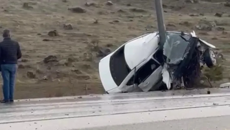 Erciyes Yolunda Korkunç Kaza: Direğe çarpan araç ikiye katlandı