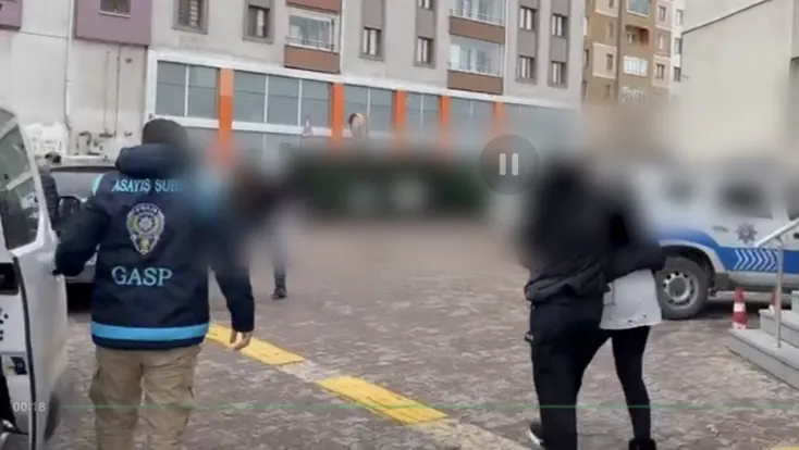 İş insanının uygunsuz görüntülerini çekerek tehdit eden biri kadın 3 kişi yakalandı