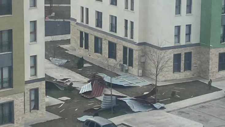 Kayseri’de kuvvetli rüzgar etkili oldu: Çatılar uçtu, levhalar zarar gördü