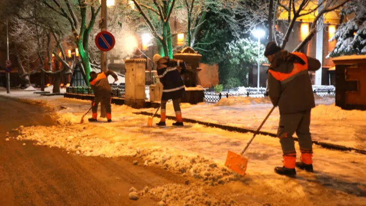 Melikgazi’de kar küreme ve tuzlama çalışmaları sürüyor
