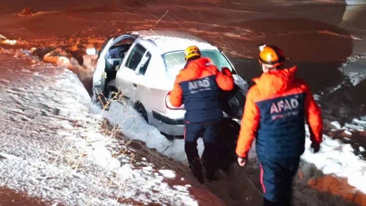 Pınarbaşı-Gürün yolunda mahsur kalan vatandaşlar kurtarıldı