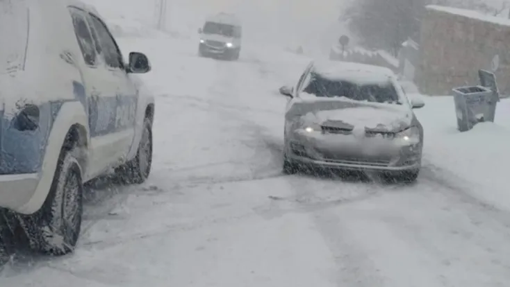 Polis ekipleri mahsur kalan 5 vatandaşı kurtardı