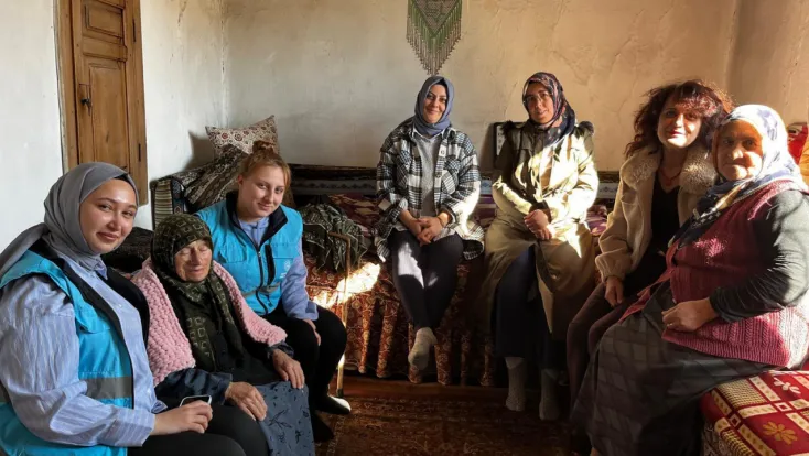 Selanik göçmeni Dönmez’e öğrencilerden hediye