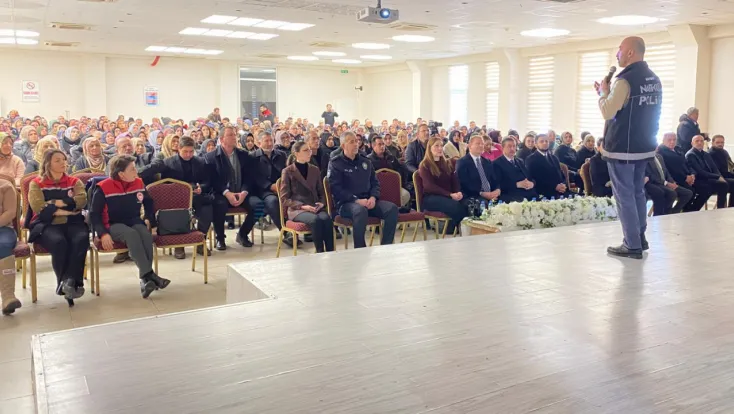 Yeşilhisar ve Hacılar’da “En İyi Narkotik Polisi Anne” konferansı düzenlendi