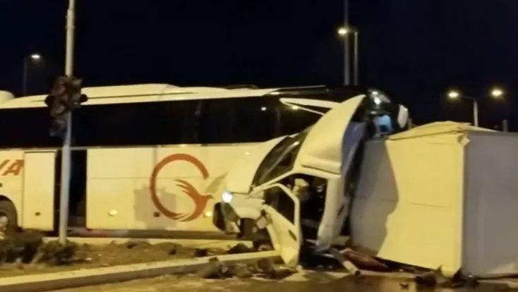 Yolcu otobüsüyle kamyonetin karıştığı kazada 5 kişi yaralandı