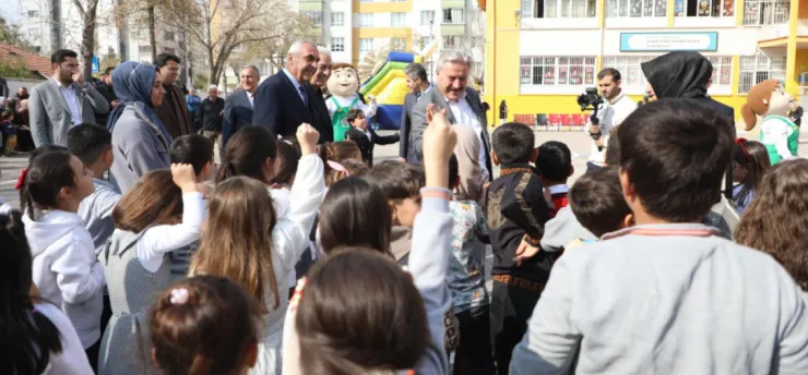Başkan Palancıoğlu, okul etkinliklerinde öğrencileri yalnız bırakmadı