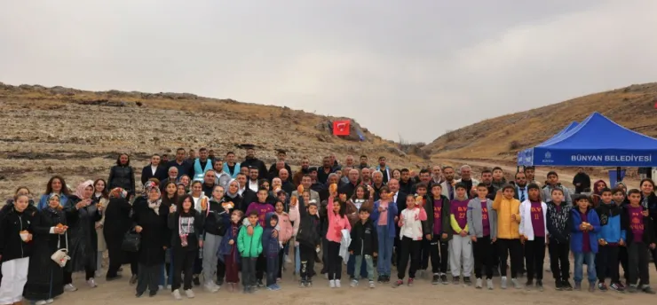 Bünyan'ın Pınarbaşı mesire alanında fidanlar toprakla buluştu