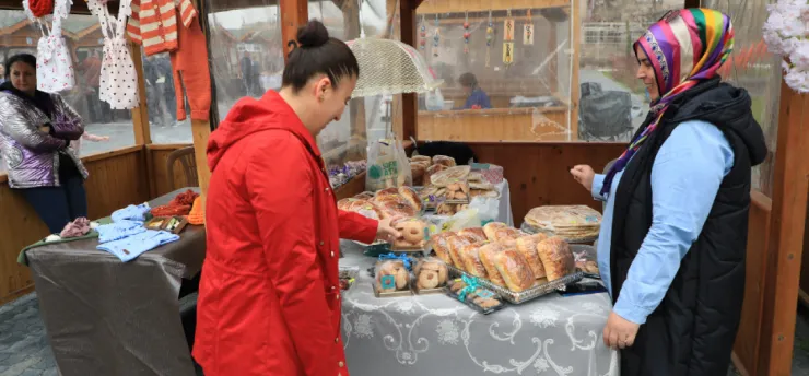 Maharetli Eller Pazarı Kasımda Yine Dolup Taştı