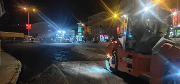 Pınarbaşı İlçe Merkezinde sıcak asfalt çalışmasında gece mesaisi