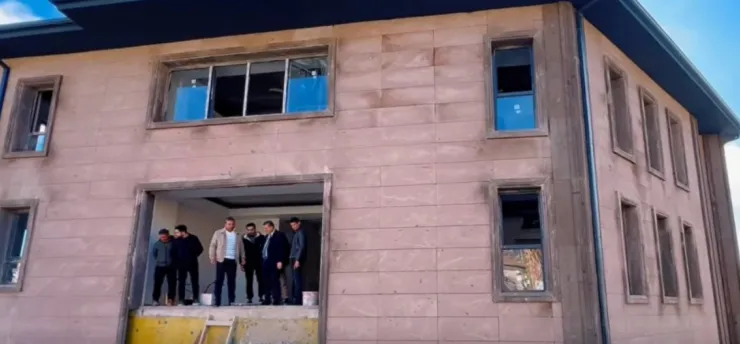 Yeşilhisar'ın yeni belediye binası ve tarihi hamam restorasyonunda sona geliniyor