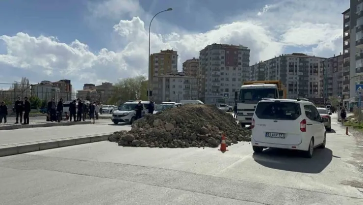 'Arsa benim' dedi, kum döktürüp yolu kapattı