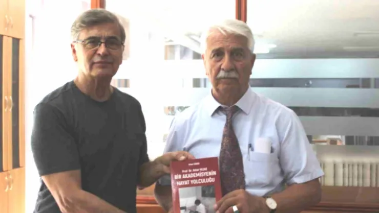 Rifat Yörük, 'Bir Akademisyenin Hayatı Yolculuğu'nu kitaplaştırdı
