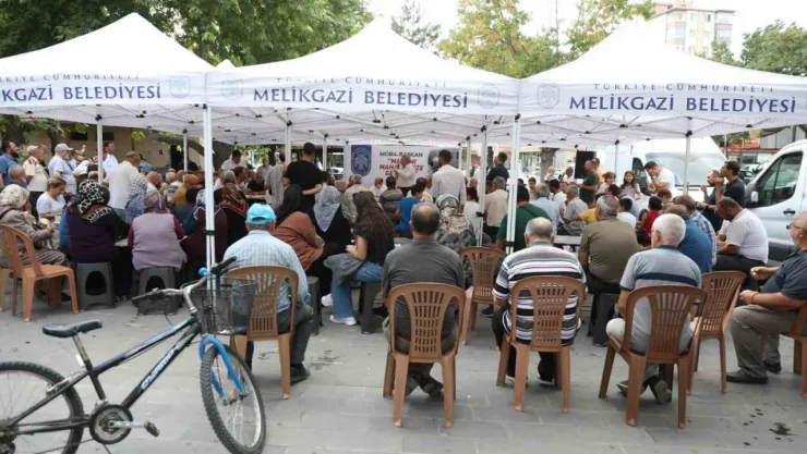 'Mobil başkan' Aydınlıkevler'e yeni proje müjdeleriyle gitti