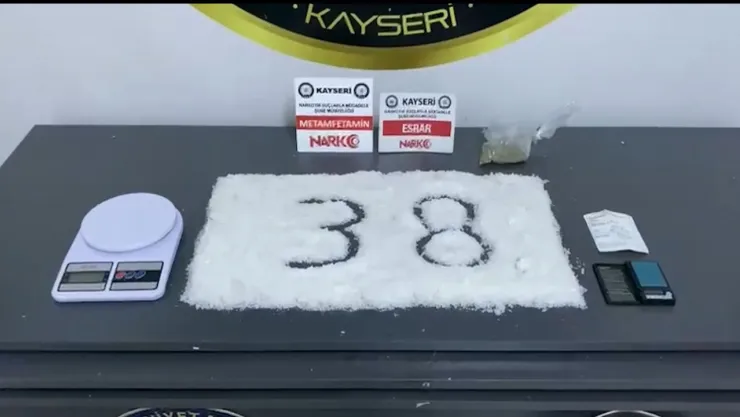 2 Uyuşturucu taciri 1.5 kilo uyuşturucu ile yakalandı