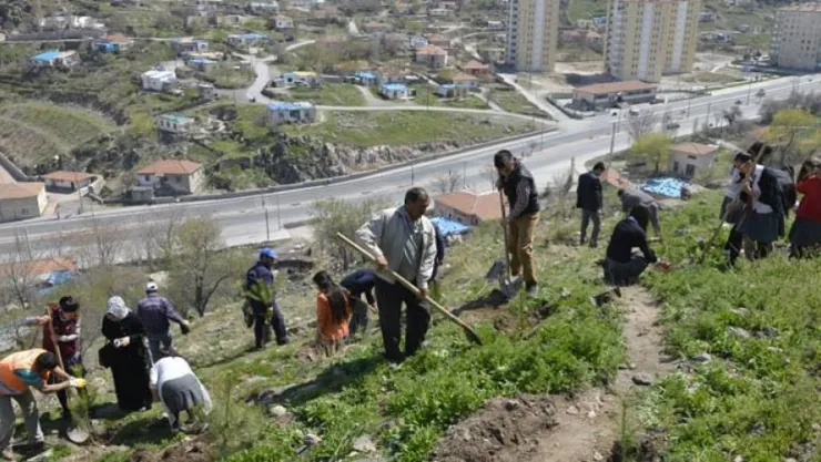 3 bin fidan toprakla buluşturuldu