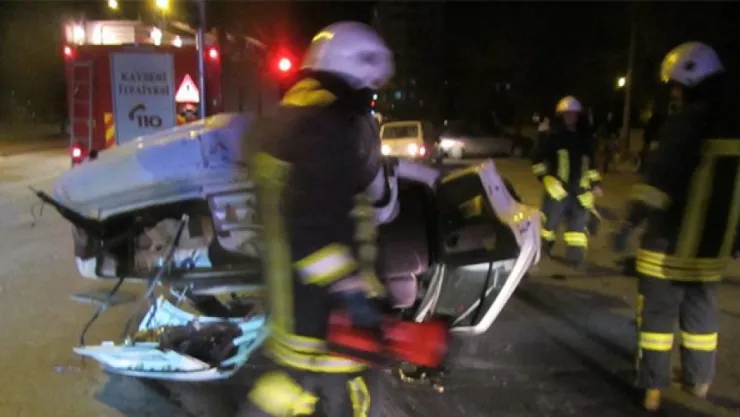 Direksiyon hakimiyetini kaybeden otomobil takla attı