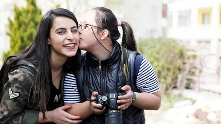 Genç iletişimcilerden örnek davranış