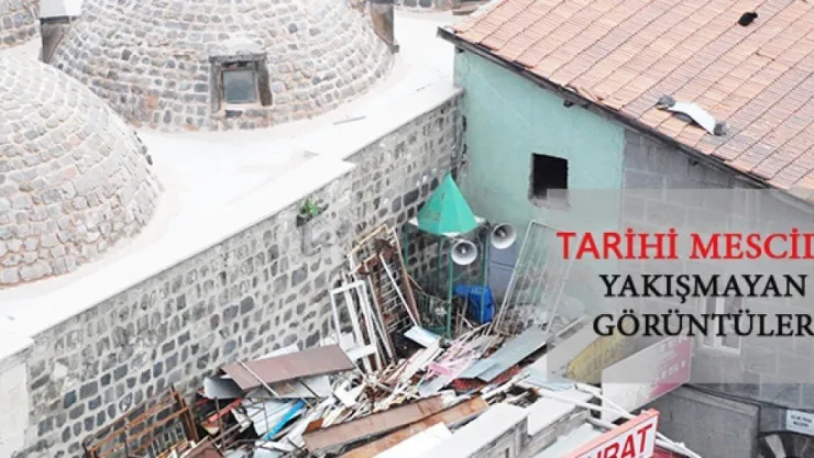 Tarihi mescide yakışmayan görüntüler
