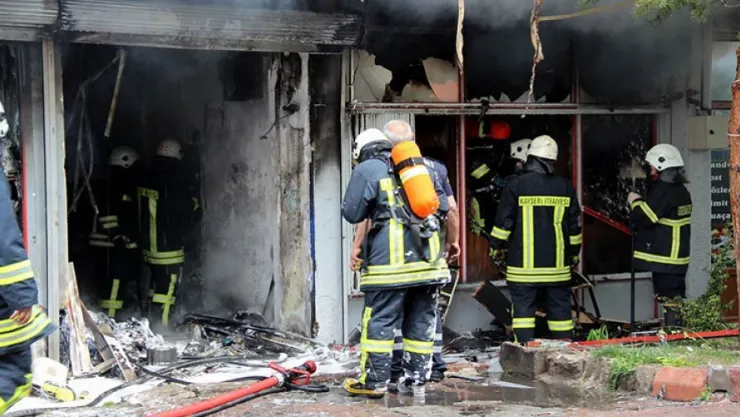 Elektrikli ev aletleri atölyesinde çıkan yangın korkuttu