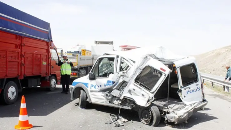 Polis aracına kamyon çarptı: 2'si polis 3 yaralı