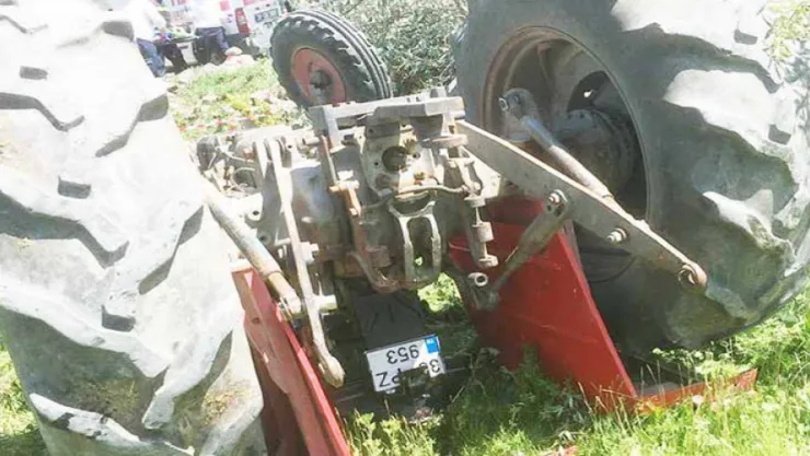 Traktör devrildi : 1 ölü, 1 yaralı