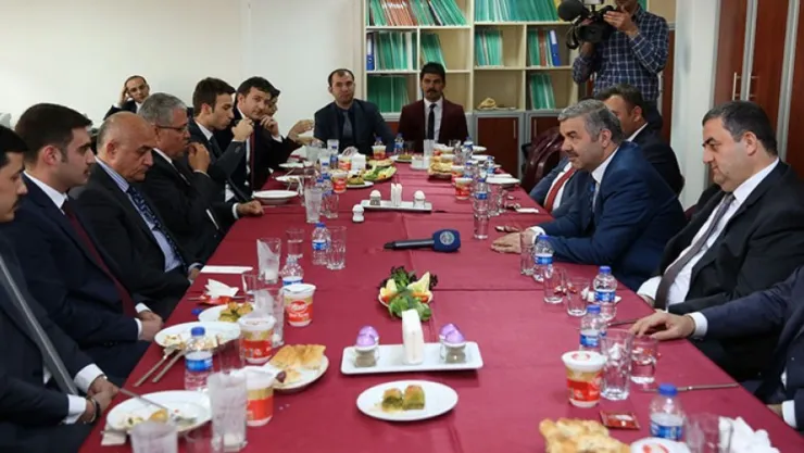 Yemek yedi, hatır sordu, görüş aldı