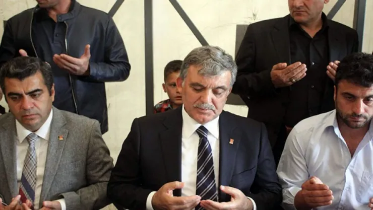 Abdullah Gül şehit evini ziyaret etti
